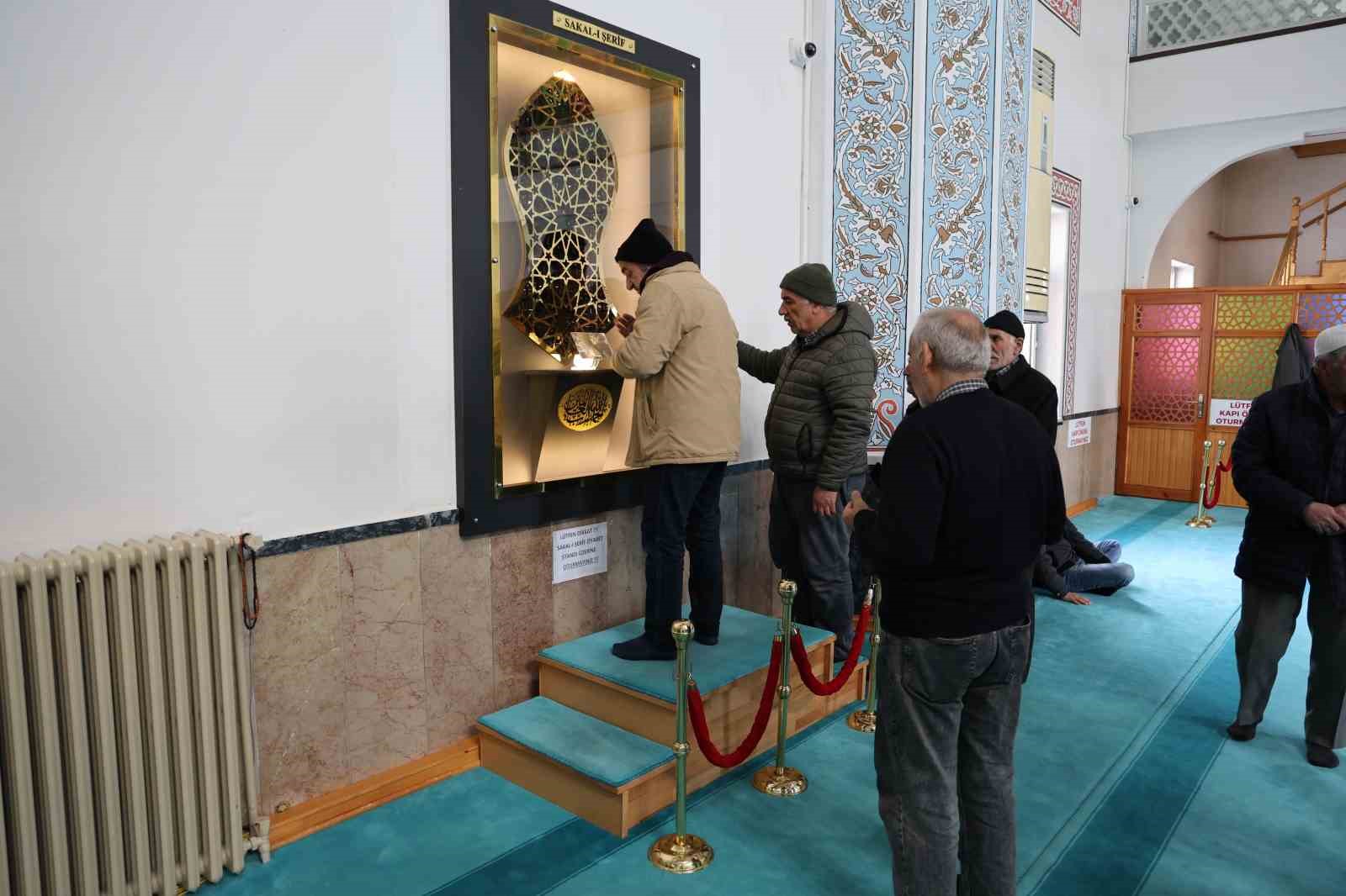 Bu camide Peygamber Efendimiz ’in Sakal-ı Şerifi her gün ziyarete açık 10 bu camide peygamber efendimiz in sakal i serifi her gun ziyarete acik 6 MVm2IqEs