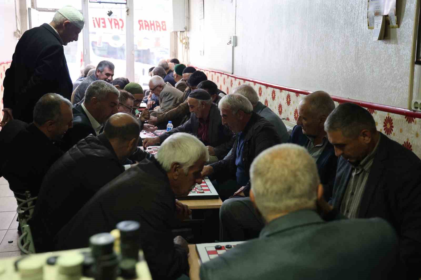bu cay ocaginda yillardir sadece dama oynaniyor 4