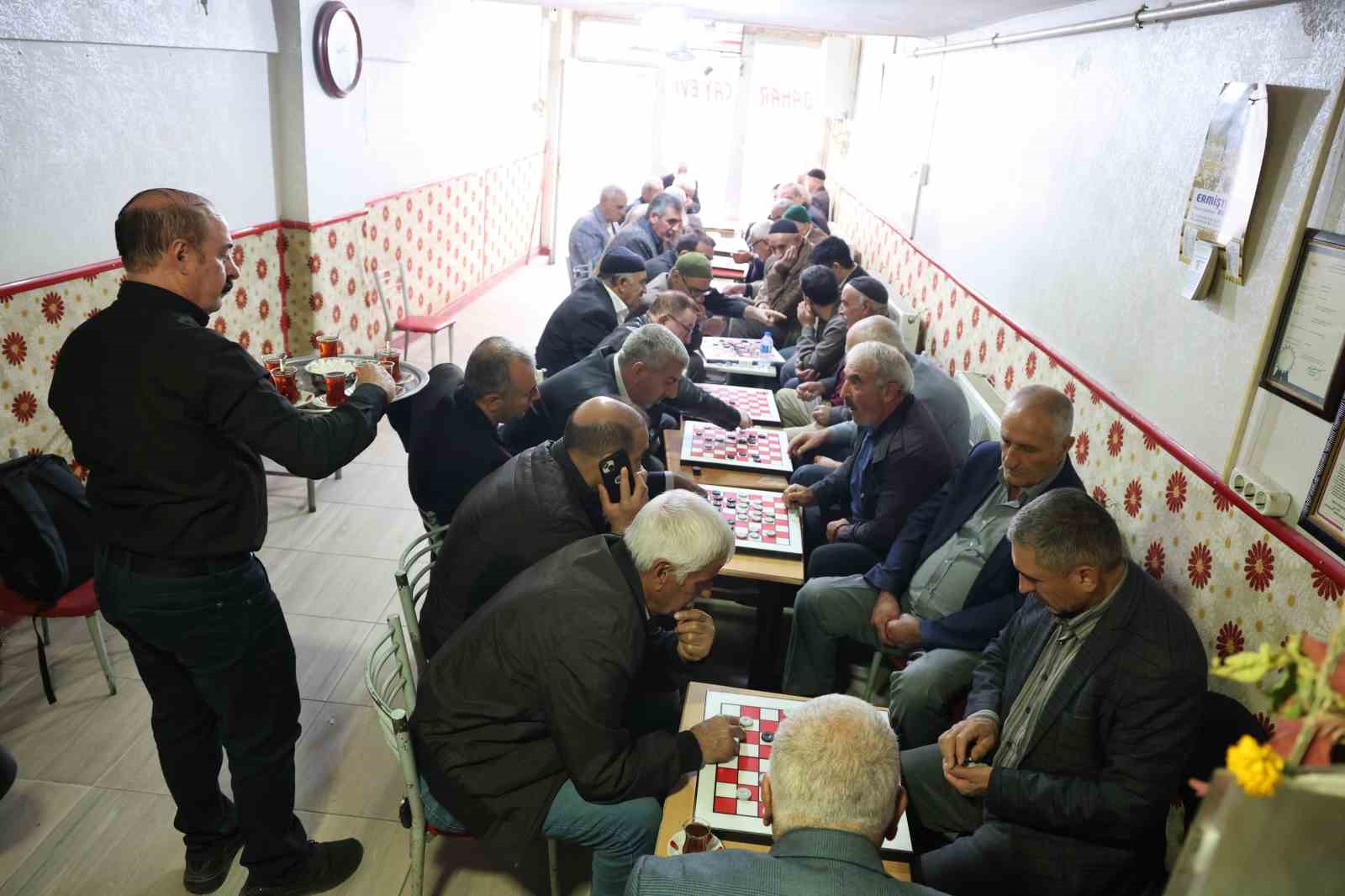 bu cay ocaginda yillardir sadece dama oynaniyor 6