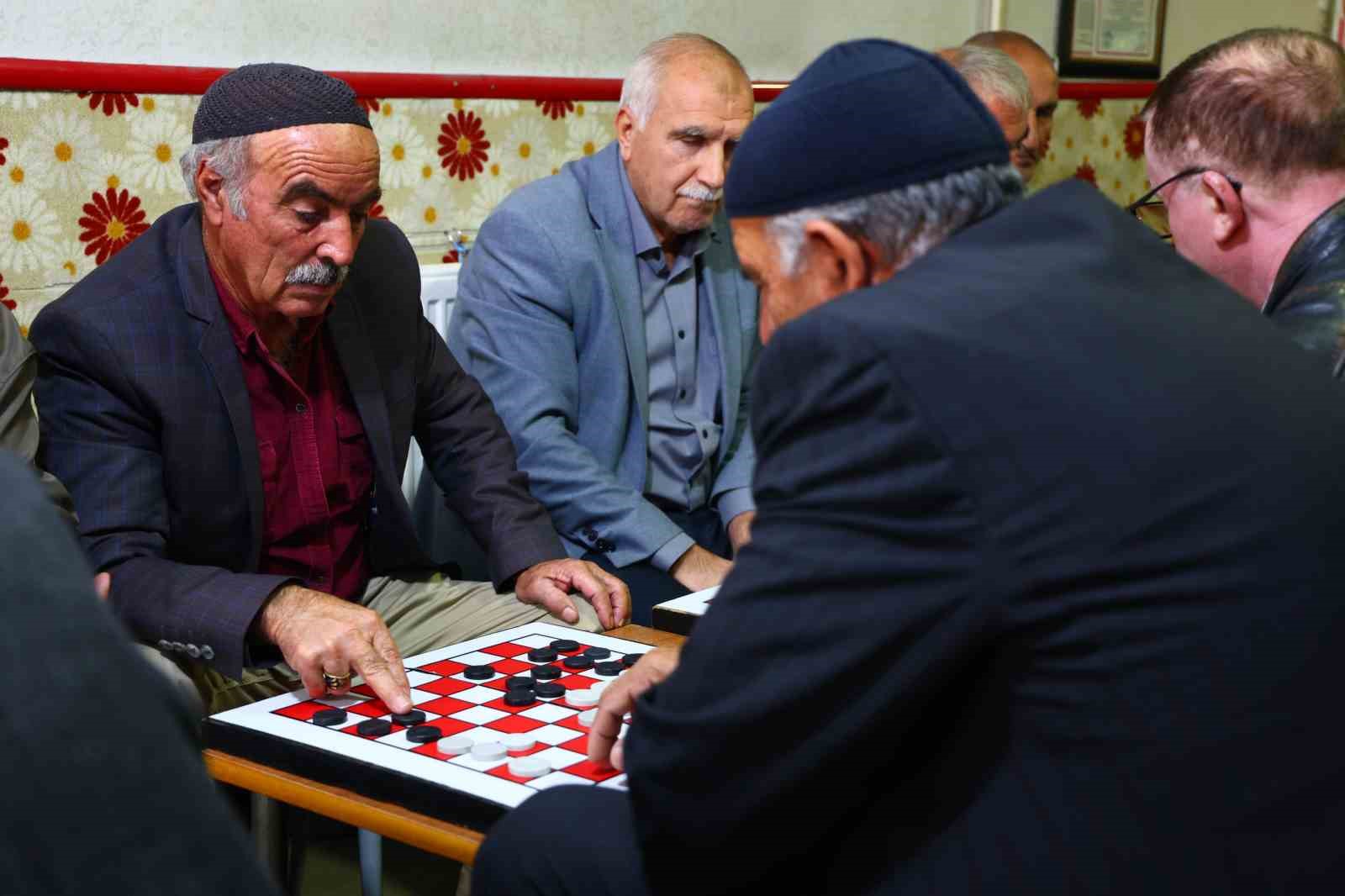 bu cay ocaginda yillardir sadece dama oynaniyor 9