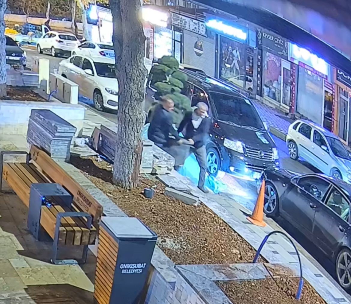 bu da agac hirsizligi parktaki agaci aracla caldilar 0 KuZ97A3X
