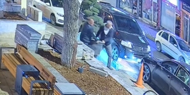 bu-da-agac-hirsizligi-parktaki-agaci-aracla-caldilar-yq4ujAuk.jpg