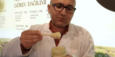 bu-da-beyaz-bal-goren-once-inanmiyor-ama-tamamen-gercek-ve-dogal-bal-kkRd6PUE.jpg