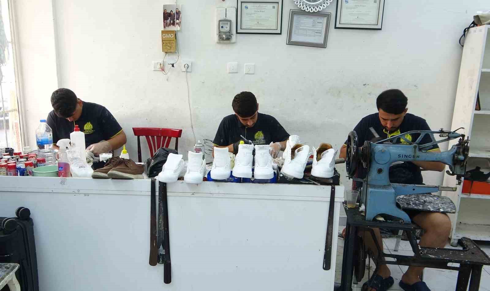 bu da modern ayakkabi tamircisi babadan kalma meslegini artik milyonlar izliyor her ilden talep dapzq9hN