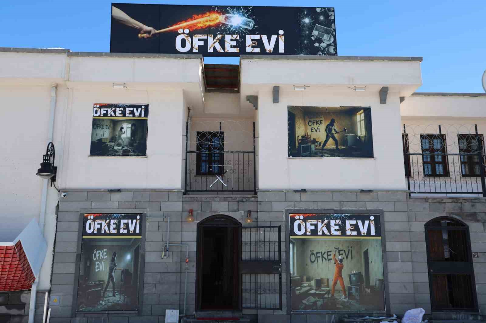 bu eve gelen her seyi kirip dokuyor 7 zJyDKOTh
