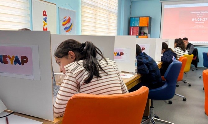 bu ilcede sinava giren ogrencileri insansi robot karsiliyor 3 IfGdW4lF