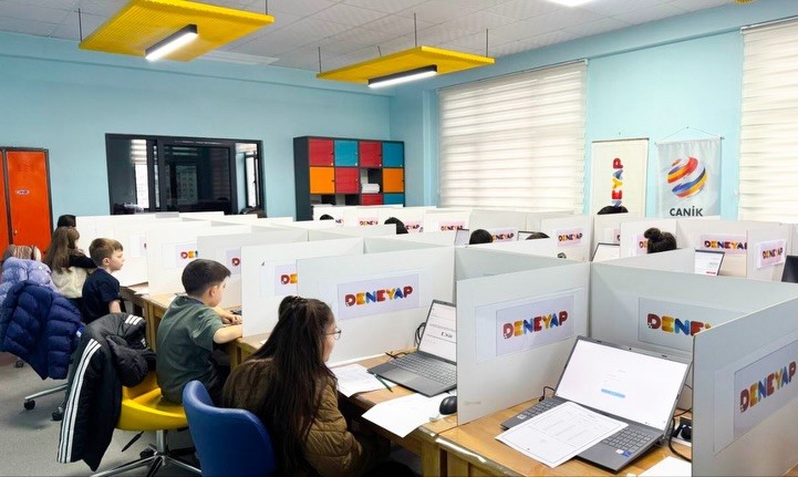 bu ilcede sinava giren ogrencileri insansi robot karsiliyor 4 h3LbnVLF