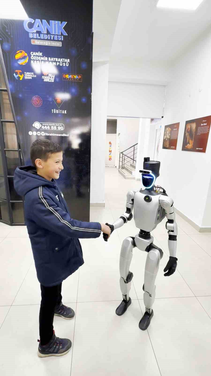 bu ilcede sinava giren ogrencileri insansi robot karsiliyor 5
