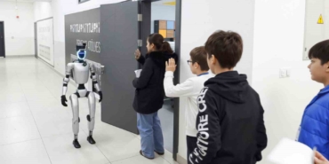 bu-ilcede-sinava-giren-ogrencileri-insansi-robot-karsiliyor-QjfM8vgU.jpg