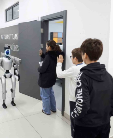 bu-ilcede-sinava-giren-ogrencileri-insansi-robot-karsiliyor-QjfM8vgU.jpg
