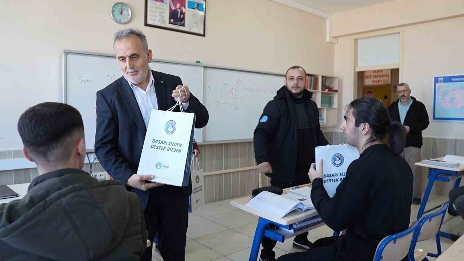 bu ilcede universite ogrencilerinin ulasim kartlari belediyeden 1 mnp682ZJ