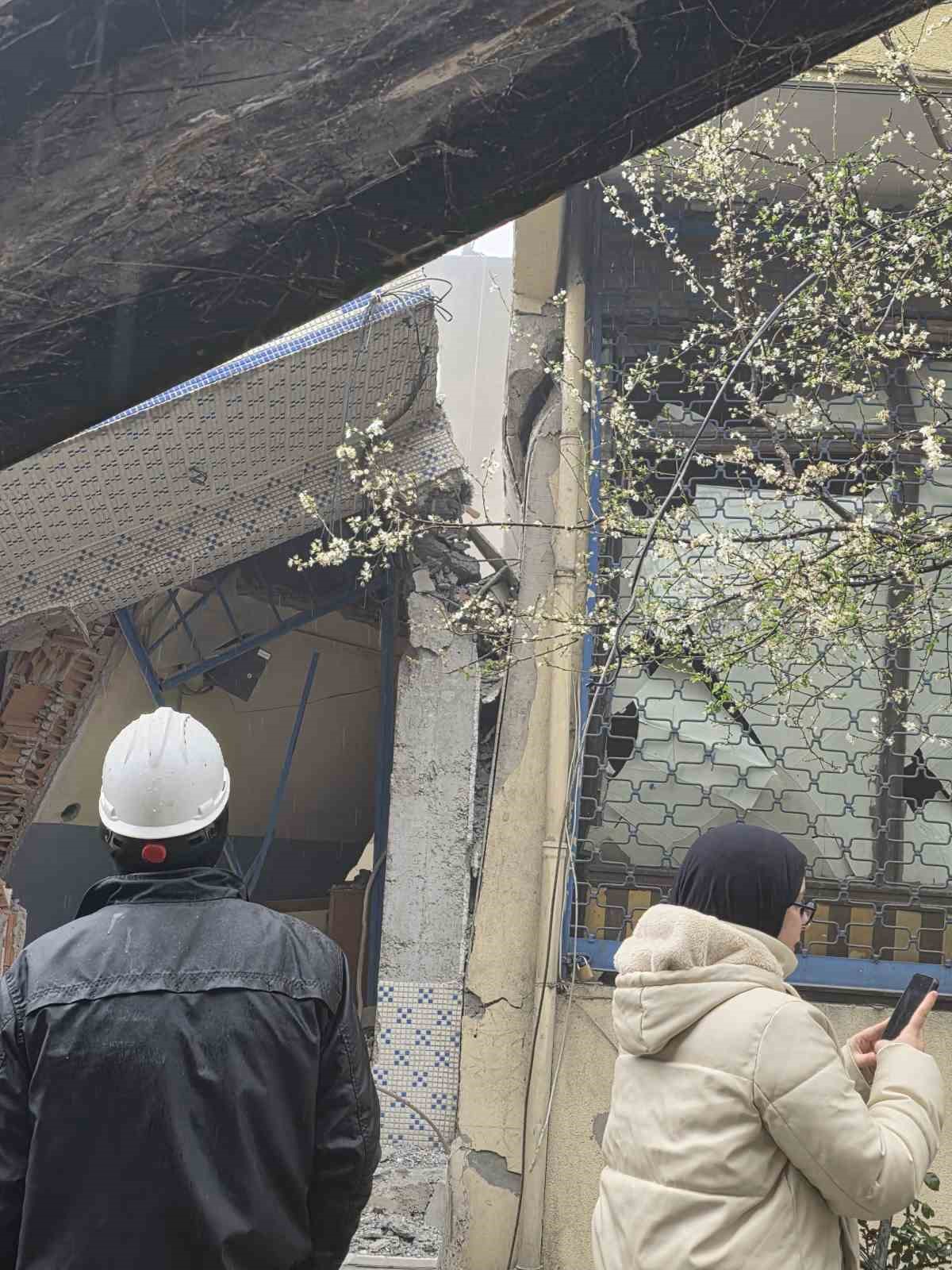 bu isin ustasiyiz diyen ibb ekibinin tehlikeli yikimi kamerada 5 katli bina yerle bir 5iYACJKQ