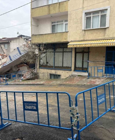 bu-isin-ustasiyiz-diyen-ibb-ekibinin-tehlikeli-yikimi-kamerada-5-katli-bina-yerle-bir-P3YOalKn.jpg