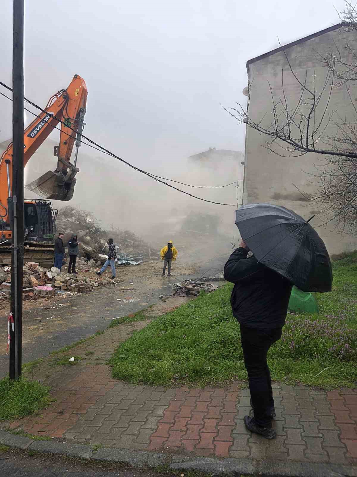 bu isin ustasiyiz diyen ibb ekibinin tehlikeli yikimi kamerada 5 katli bina yerle bir kk82VUbi