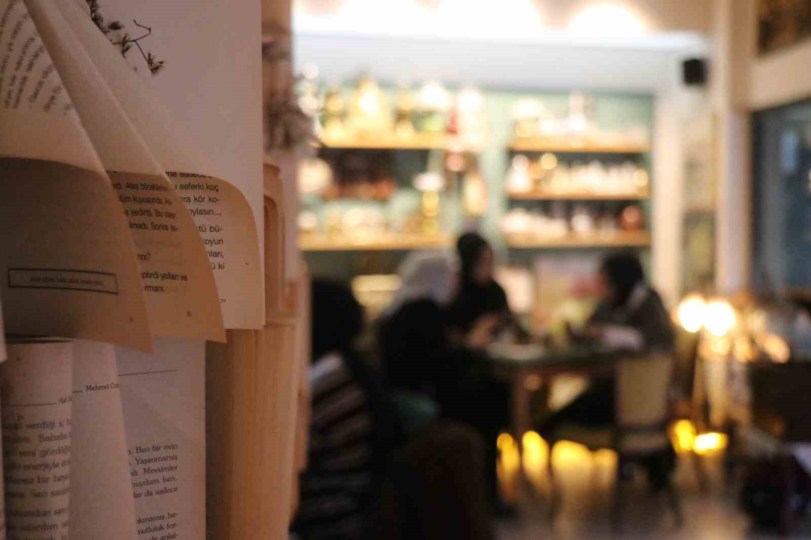 bu kafenin kapisindan giren gecmise gidiyor 1 FtbcmVZB