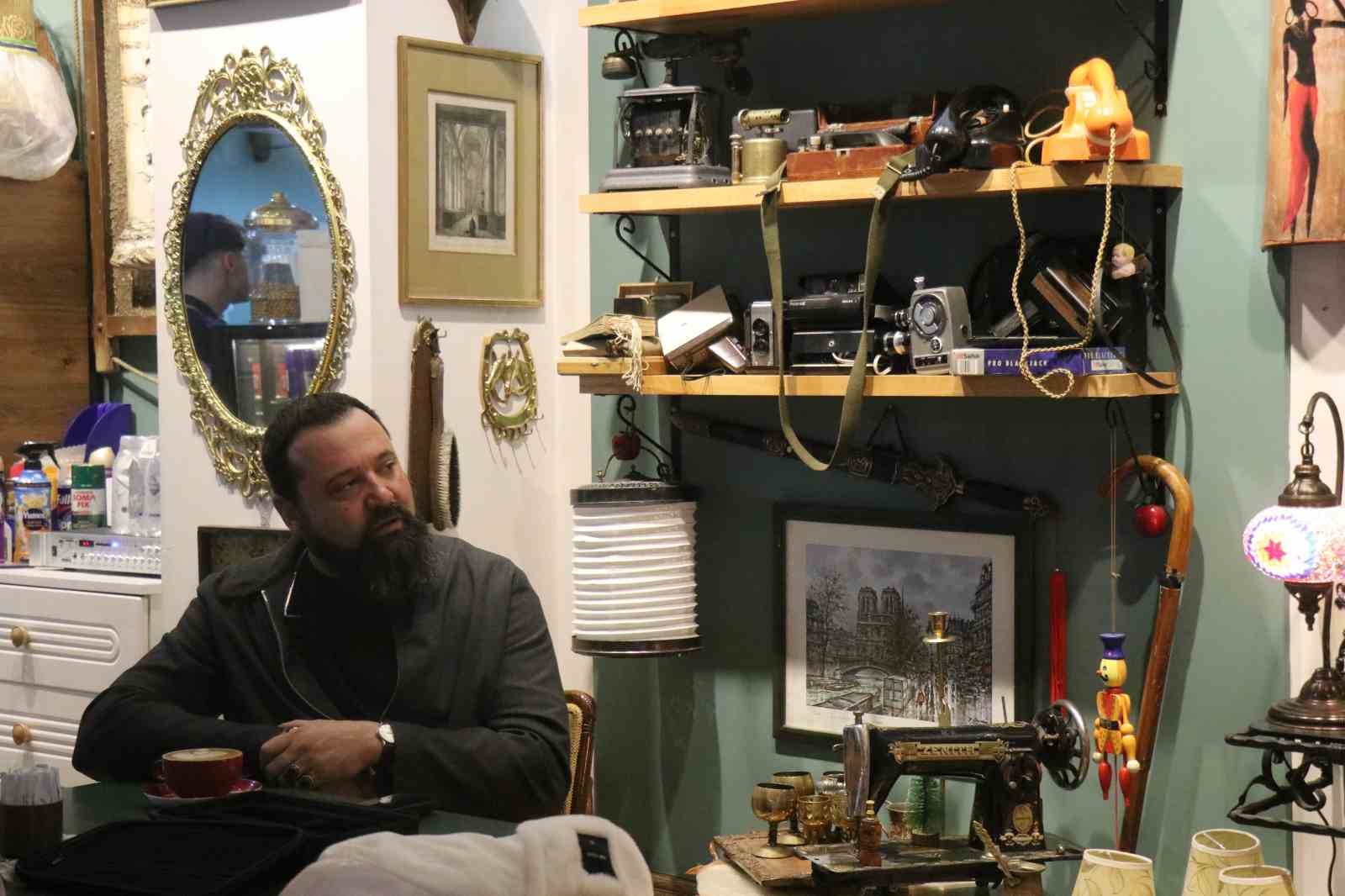 bu kafenin kapisindan giren gecmise gidiyor 4