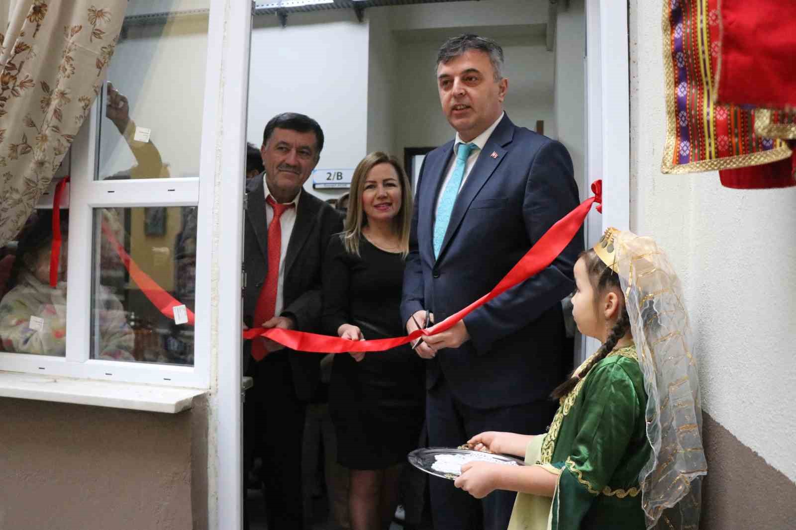 bu kareler film setinden degil ilkokuldan 12 OwUySA8c