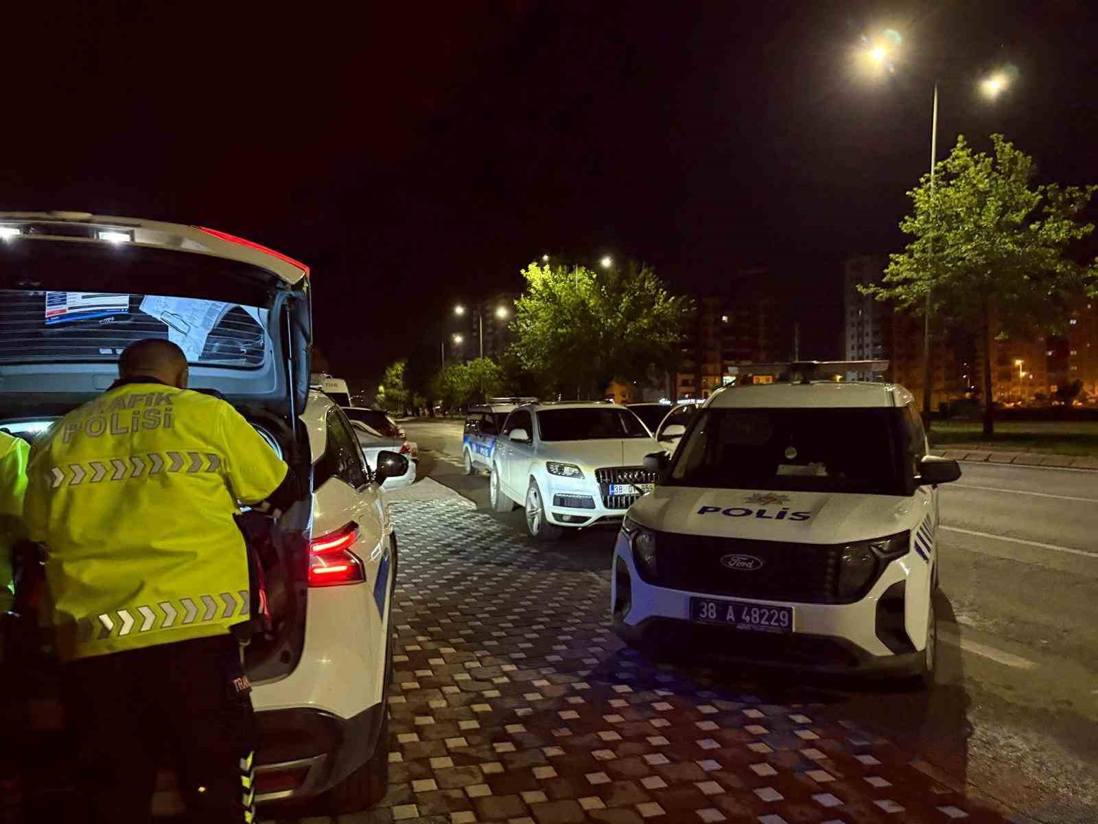 bu kez alkollu surucu degil yolcu zorluk cikardi 432 bin tl para cezasi yazildi PmQTWwKc