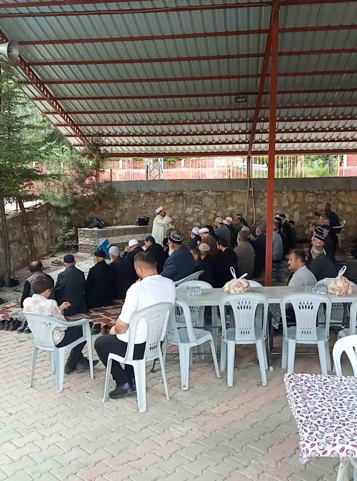 bu kez yagmur icin degil sukur icin toplandilar 1 g9qUVjrO