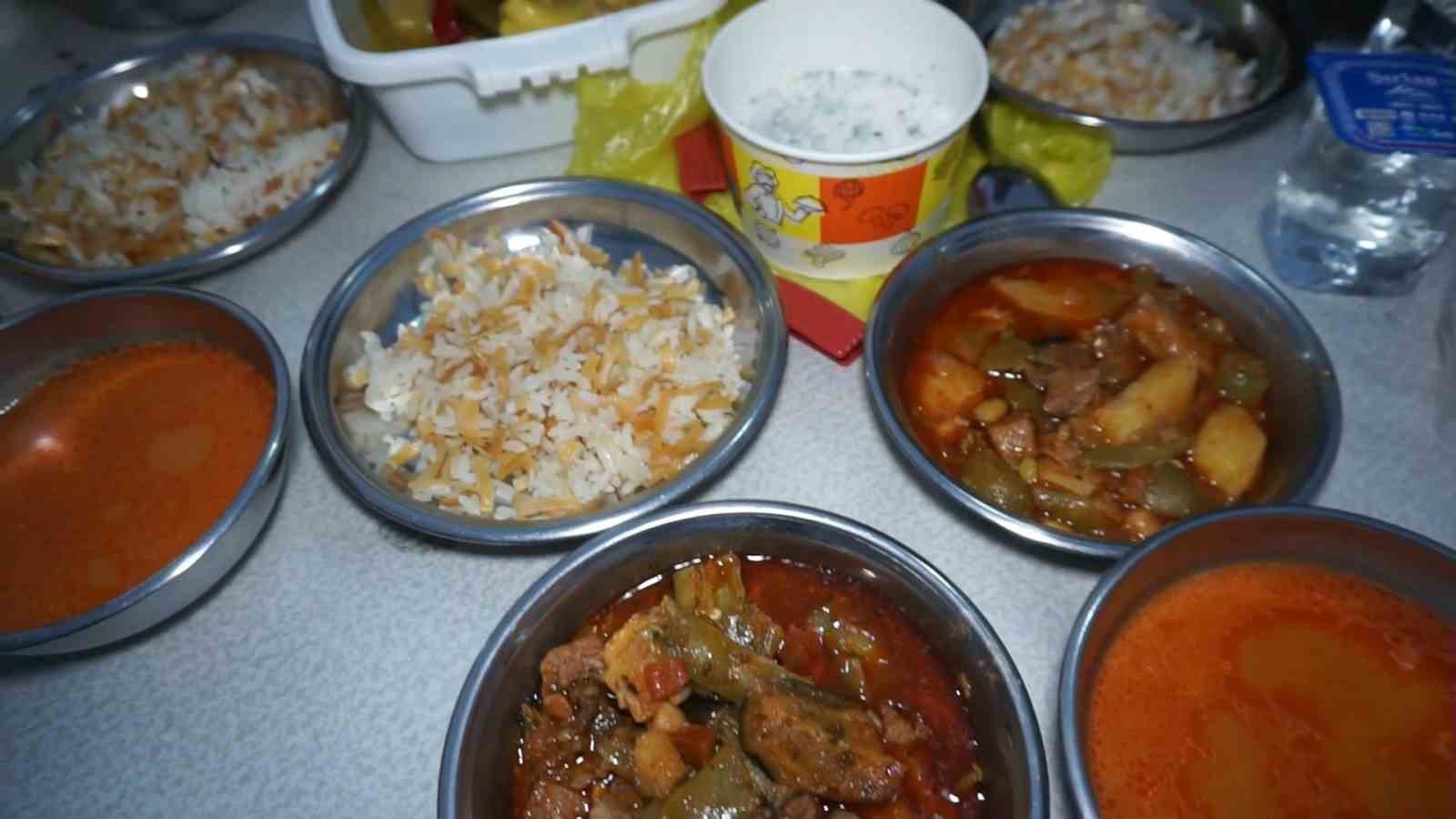 bu koyde herkes ayni sofrada iftar yapiyor 1 qA4rLqET