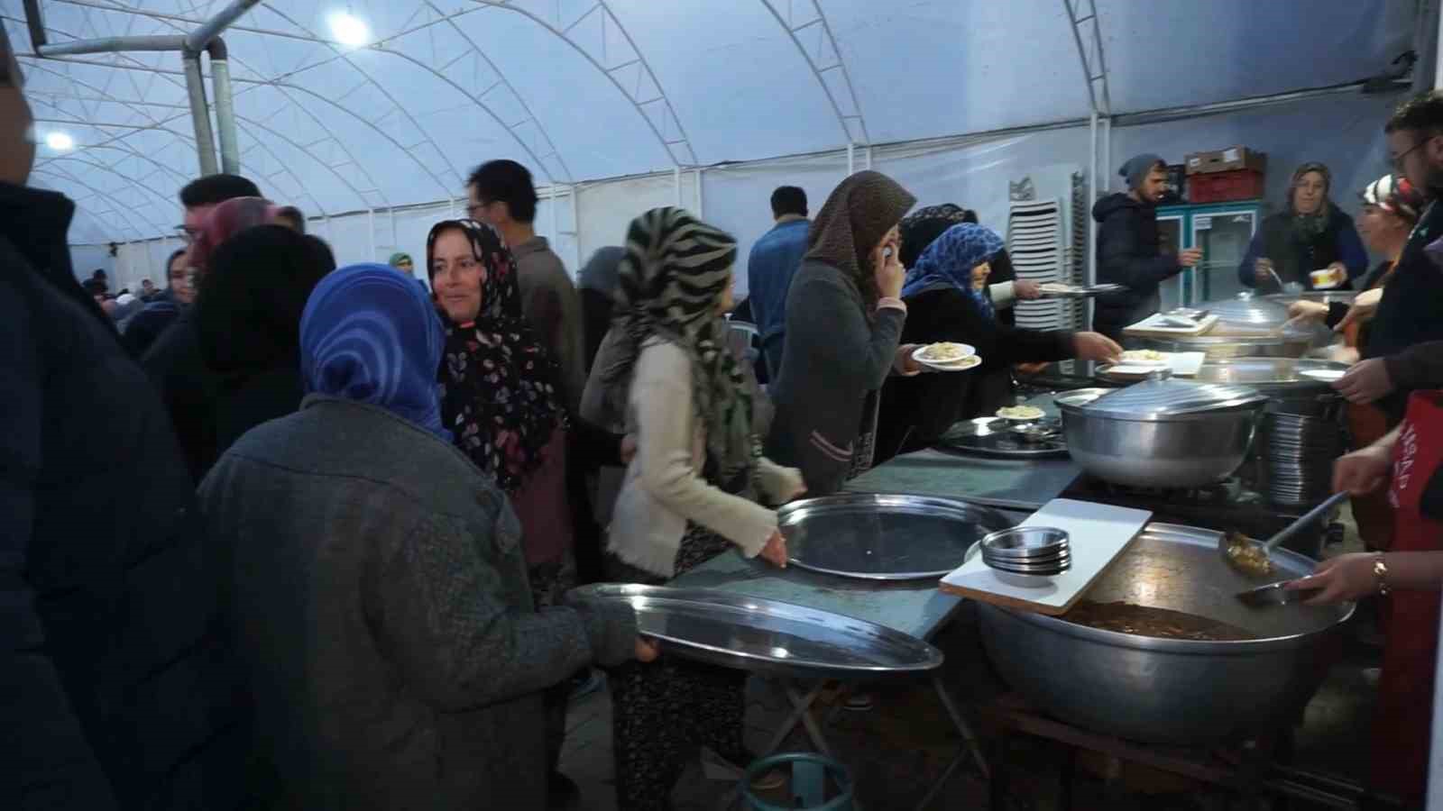 bu koyde herkes ayni sofrada iftar yapiyor 2 uFJd8qEO