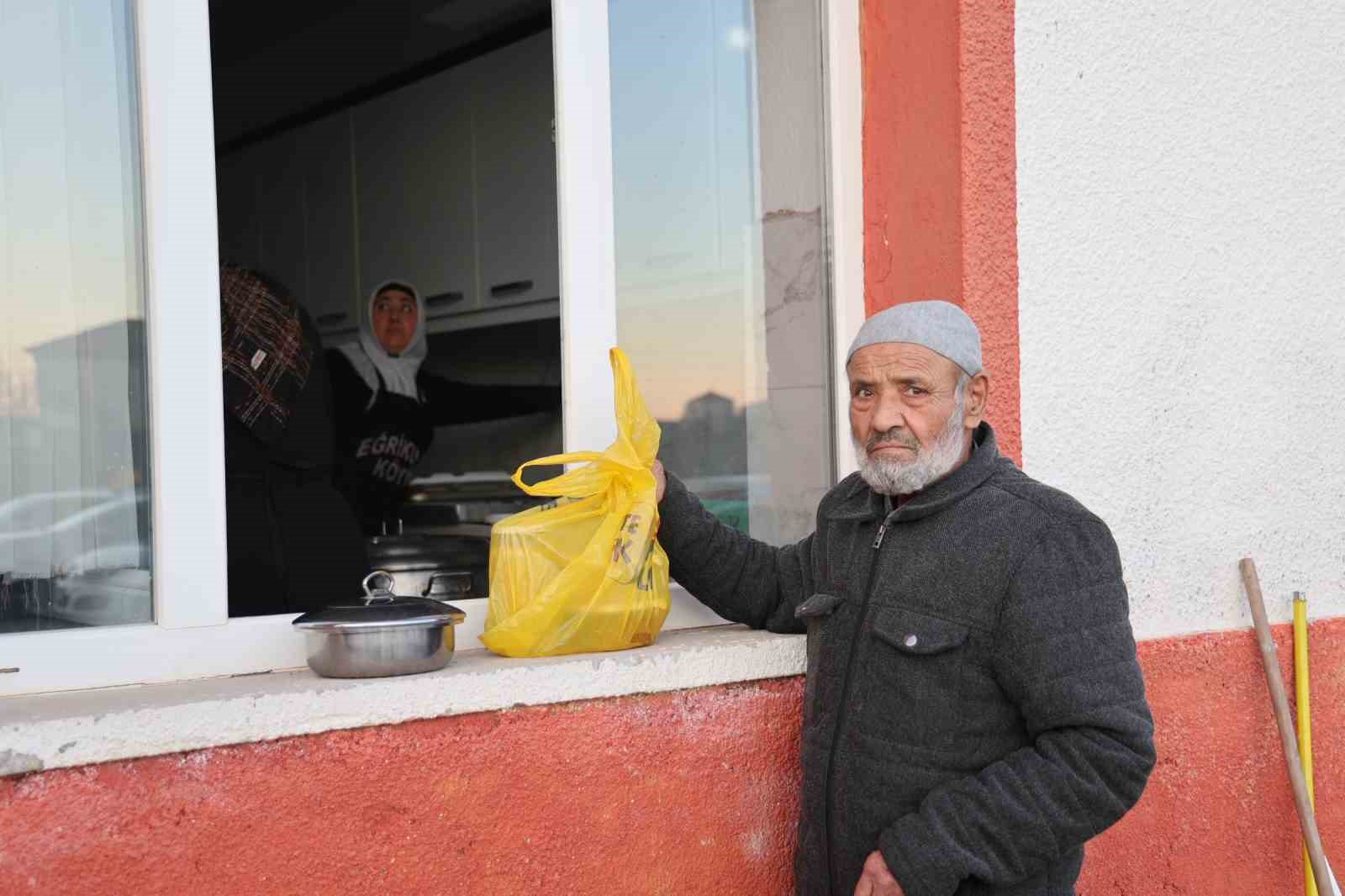 bu koyde iftar vakti evlerde yemek pisirmek yasaklandi 1 tbVuBn6z
