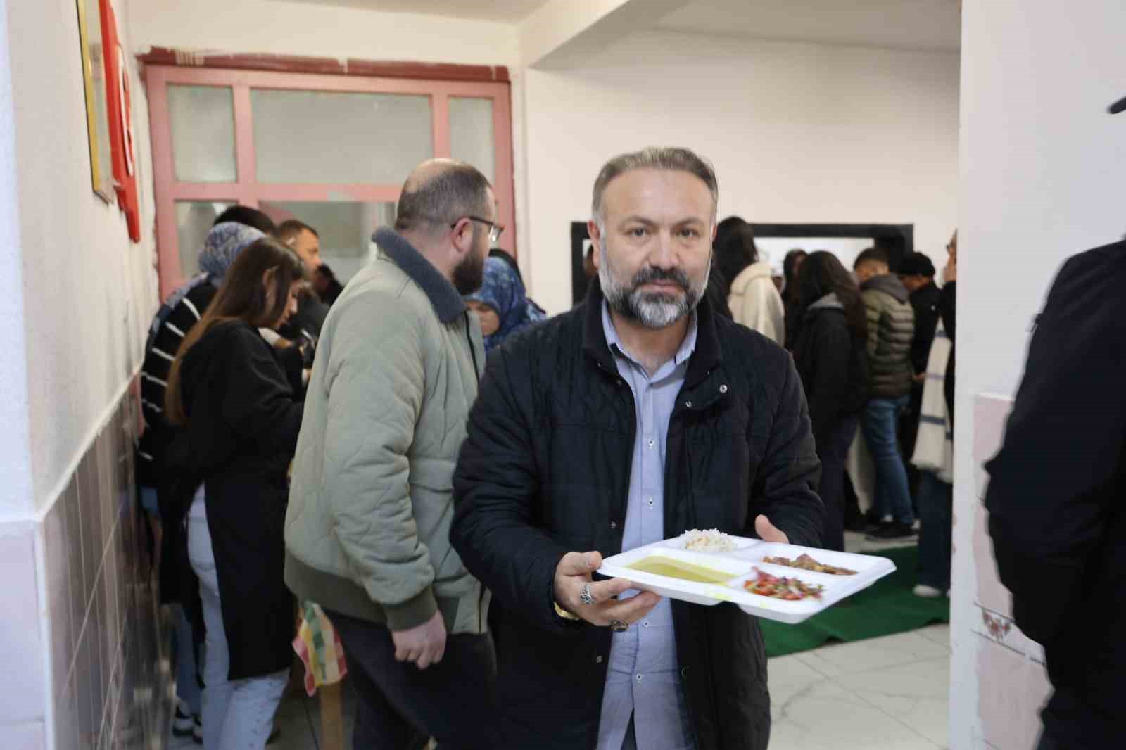 bu koyde iftar vakti evlerde yemek pisirmek yasaklandi 4 Rc2ORMEt