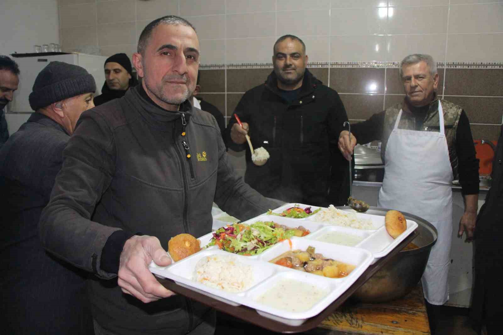 bu koyde ramazan boyunca yemeklere kadin eli degmiyor 2 1nS7GkVP