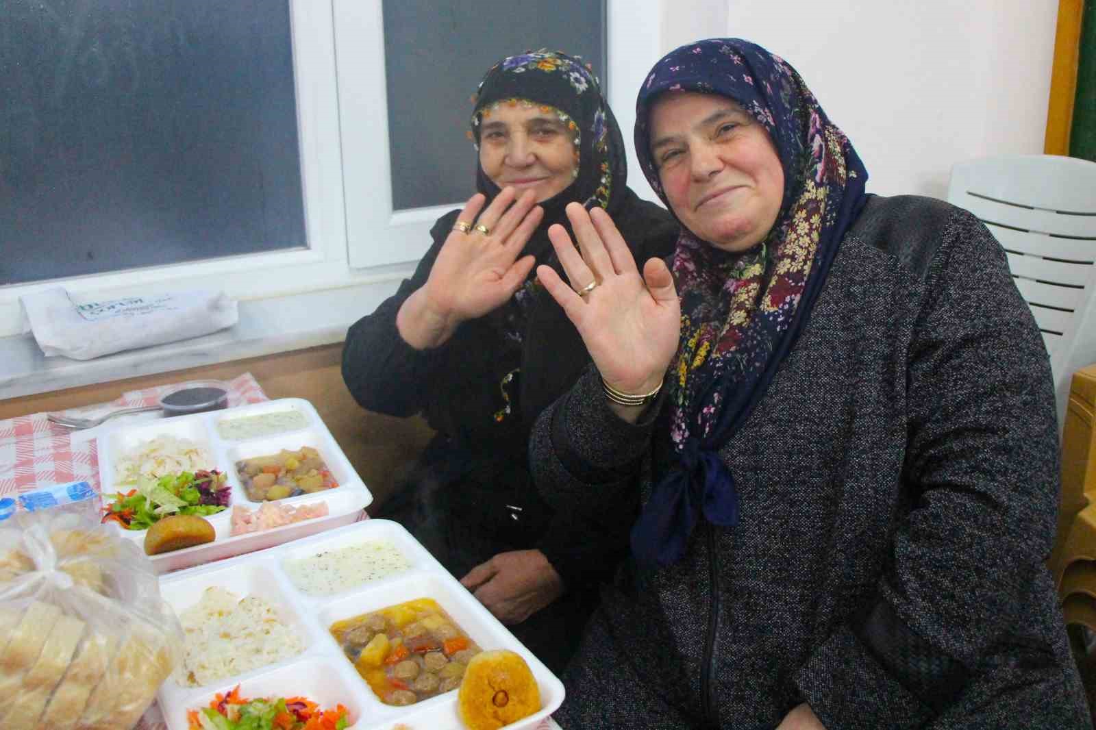 bu koyde ramazan boyunca yemeklere kadin eli degmiyor 6 GVVQ2Qic