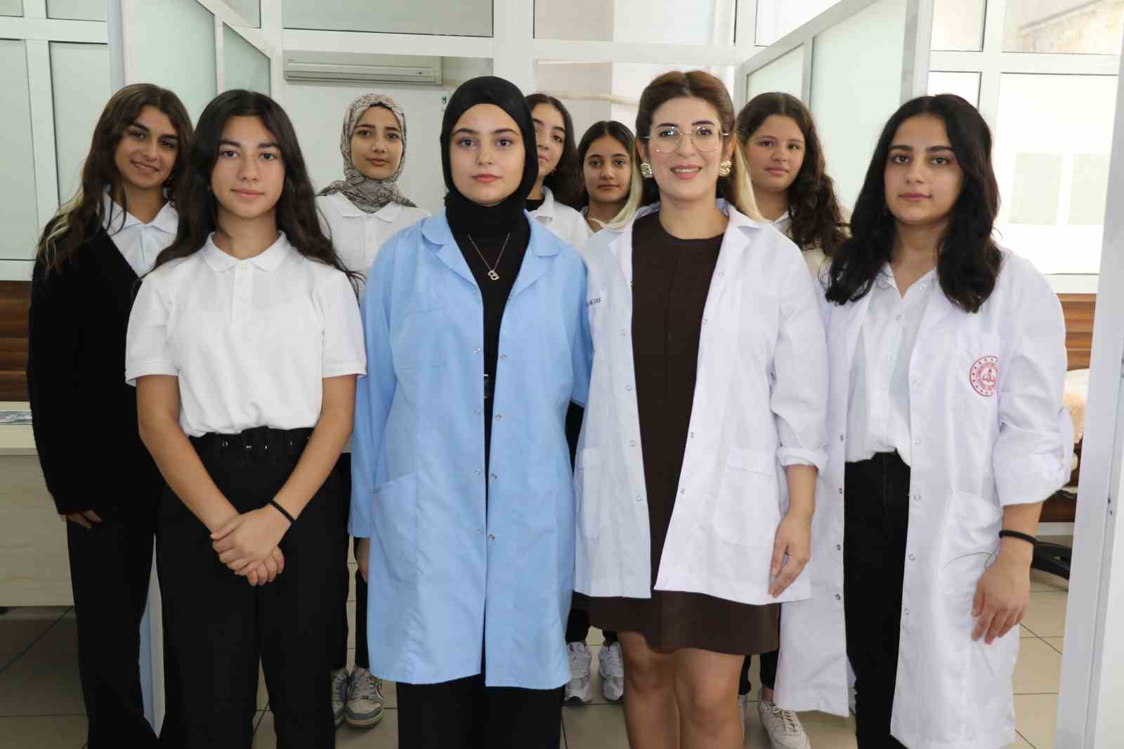 bu lisede ogrenciler hem meslek ogreniyor hem para kazaniyor 0 J5BA3g39