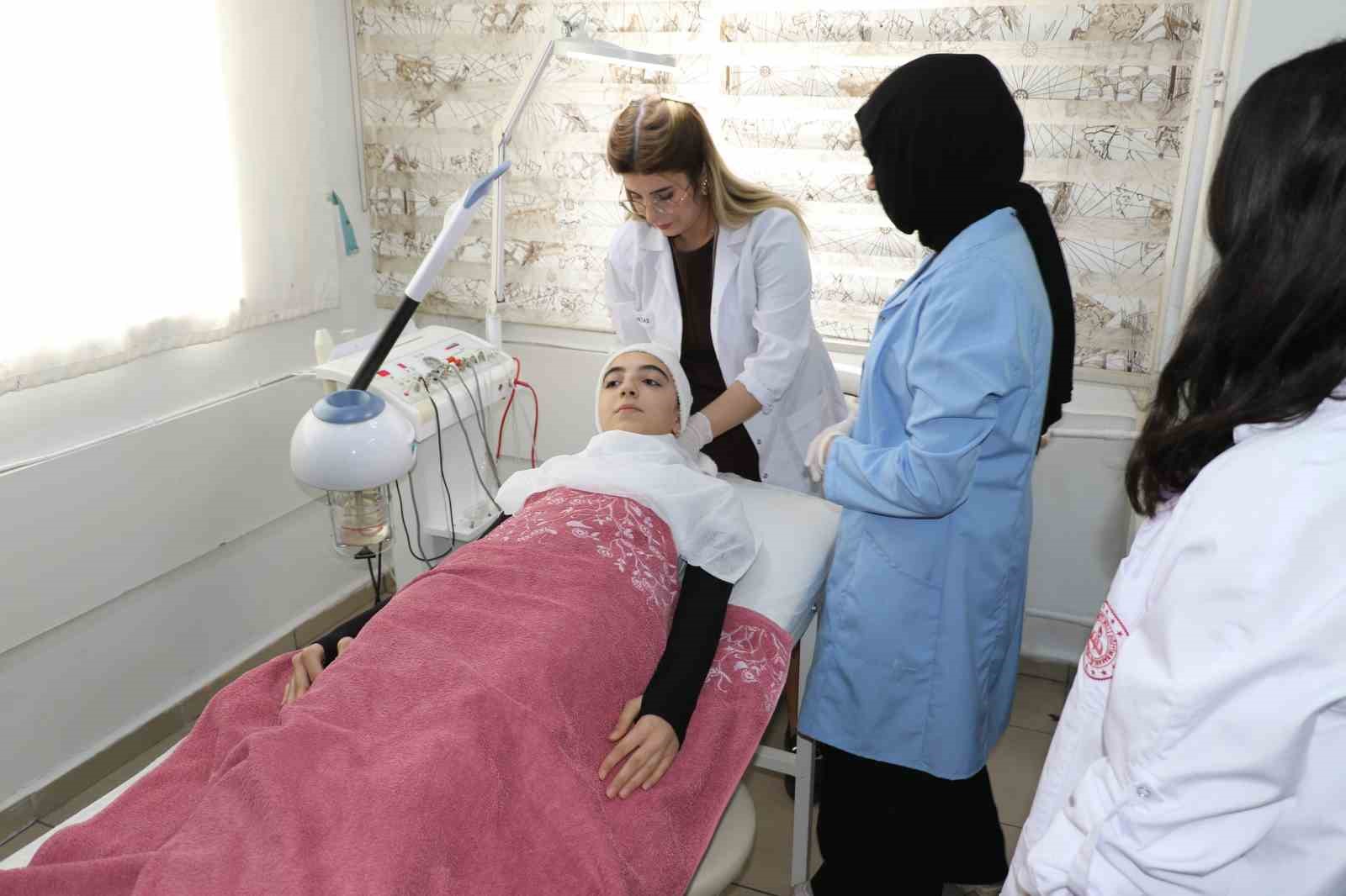 bu lisede ogrenciler hem meslek ogreniyor hem para kazaniyor 10 RhWcmEdr