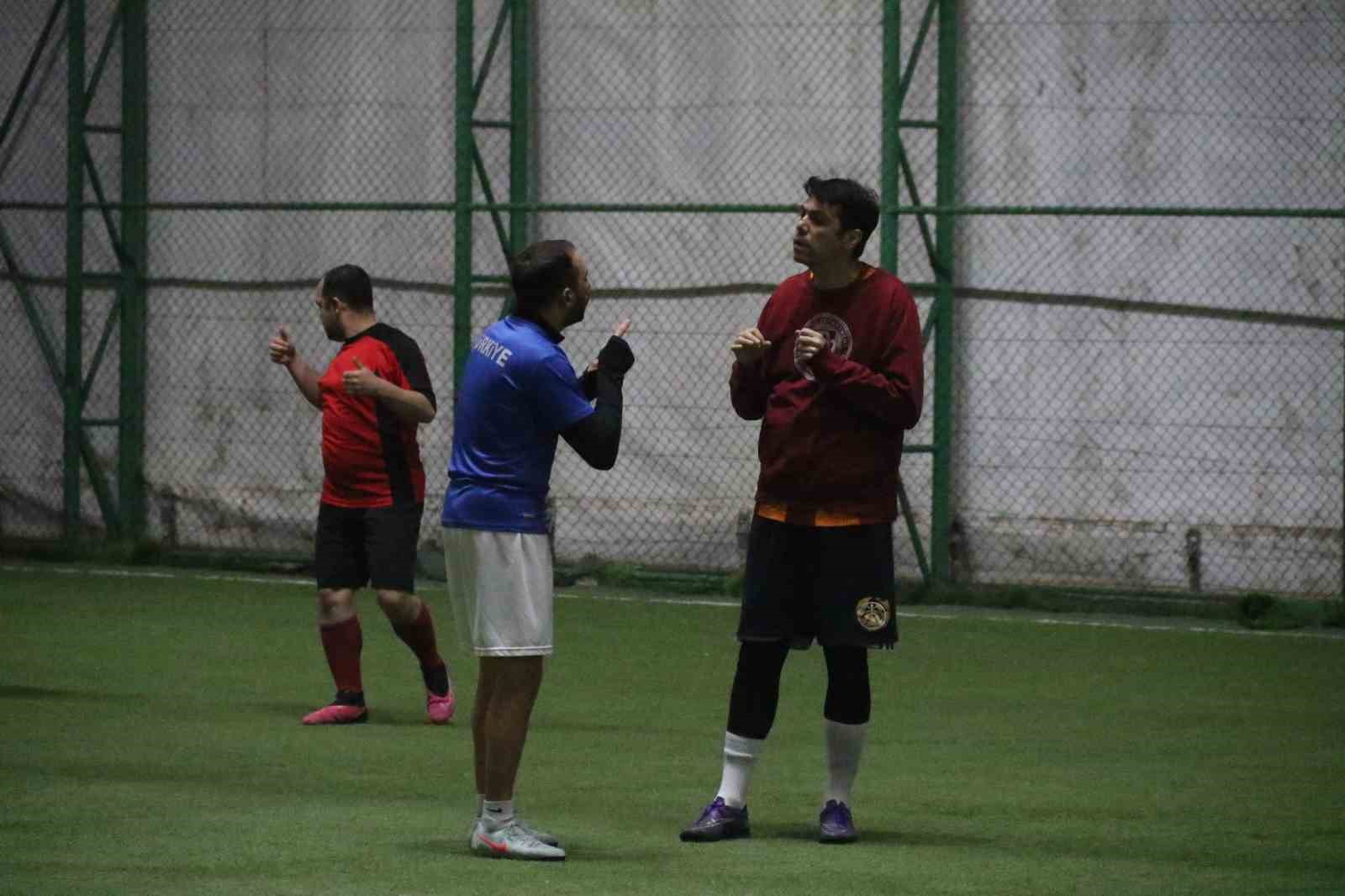 bu macta pas isaret dili ile isteniyor gol sesi cikmiyor 1 QrwLCagz
