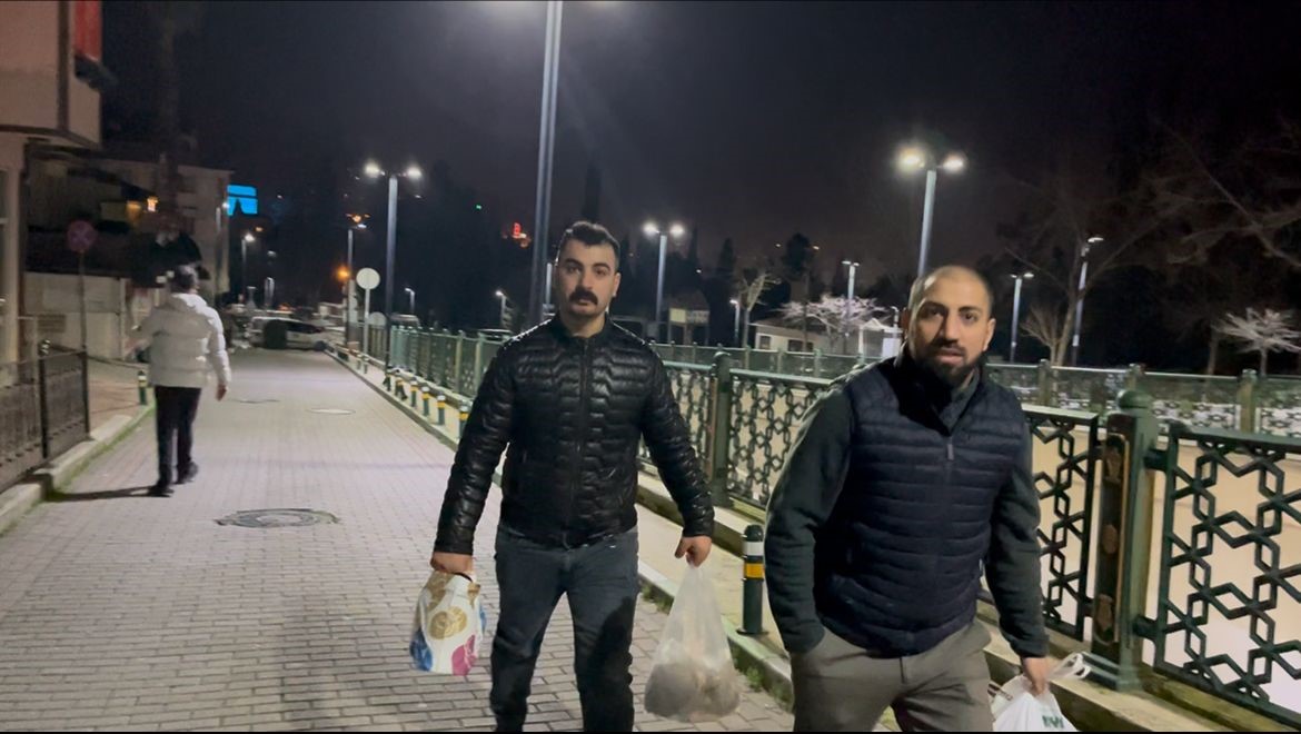 bu mahallede davul calanin basi belaya giriyorpilava pilava diye zillere basiyorlar 3 OuqSP23F