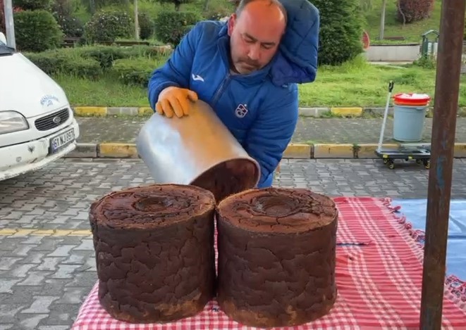 bu misir ekmegi teneke kovada pisiyor 0 rZu1n199