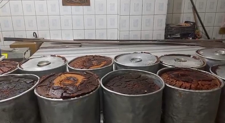 bu misir ekmegi teneke kovada pisiyor 1 XOtuKOQG
