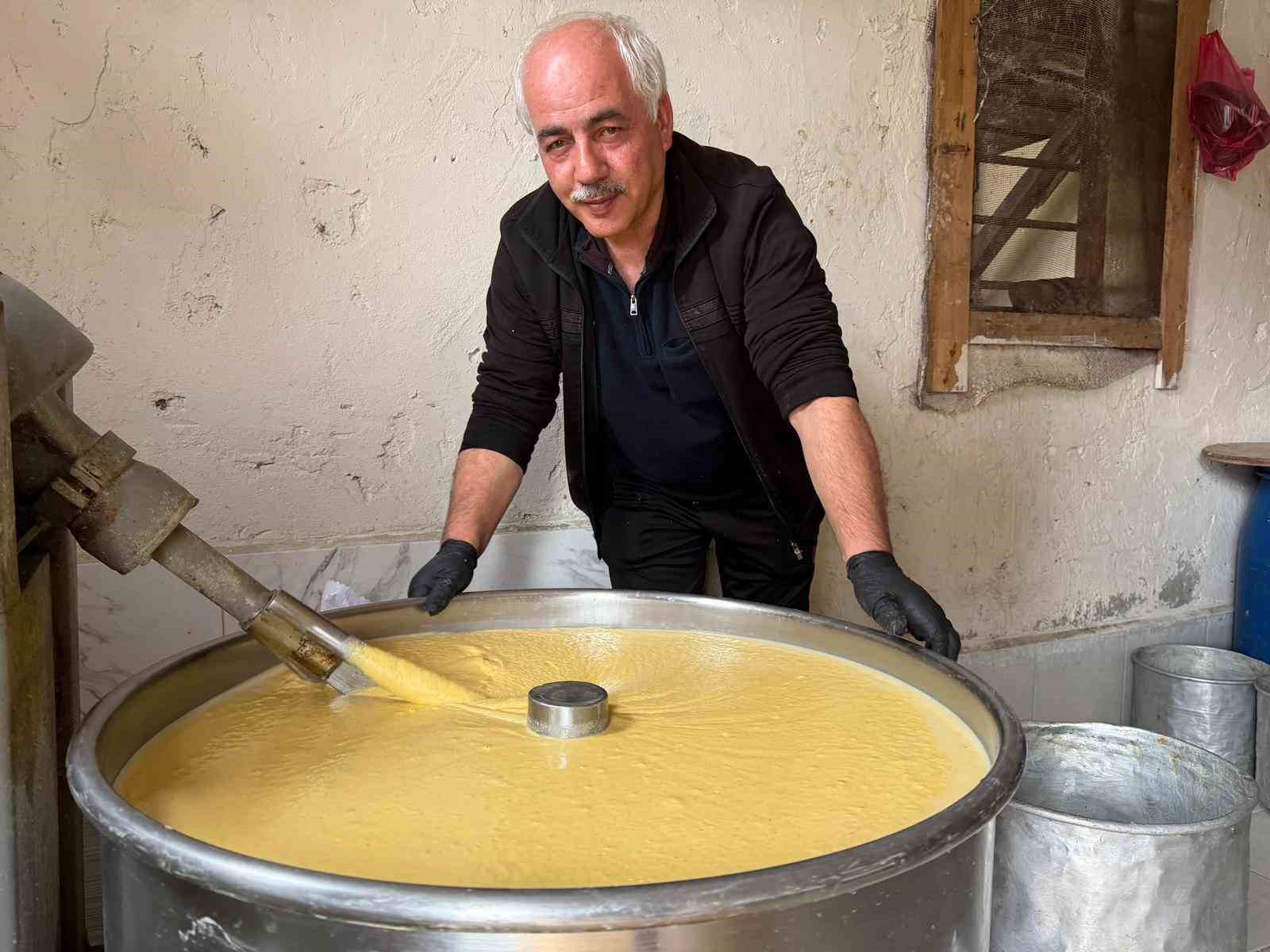bu misir ekmegi teneke kovada pisiyor 12 MBZN2BhQ