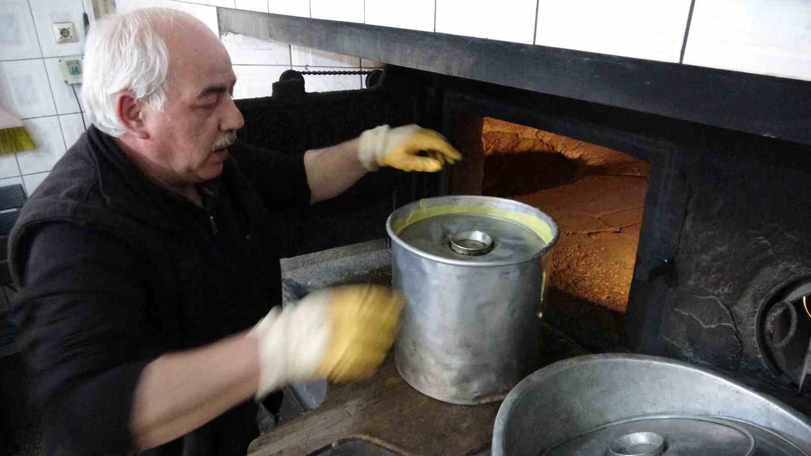 bu misir ekmegi teneke kovada pisiyor 5 RdUQLkfX