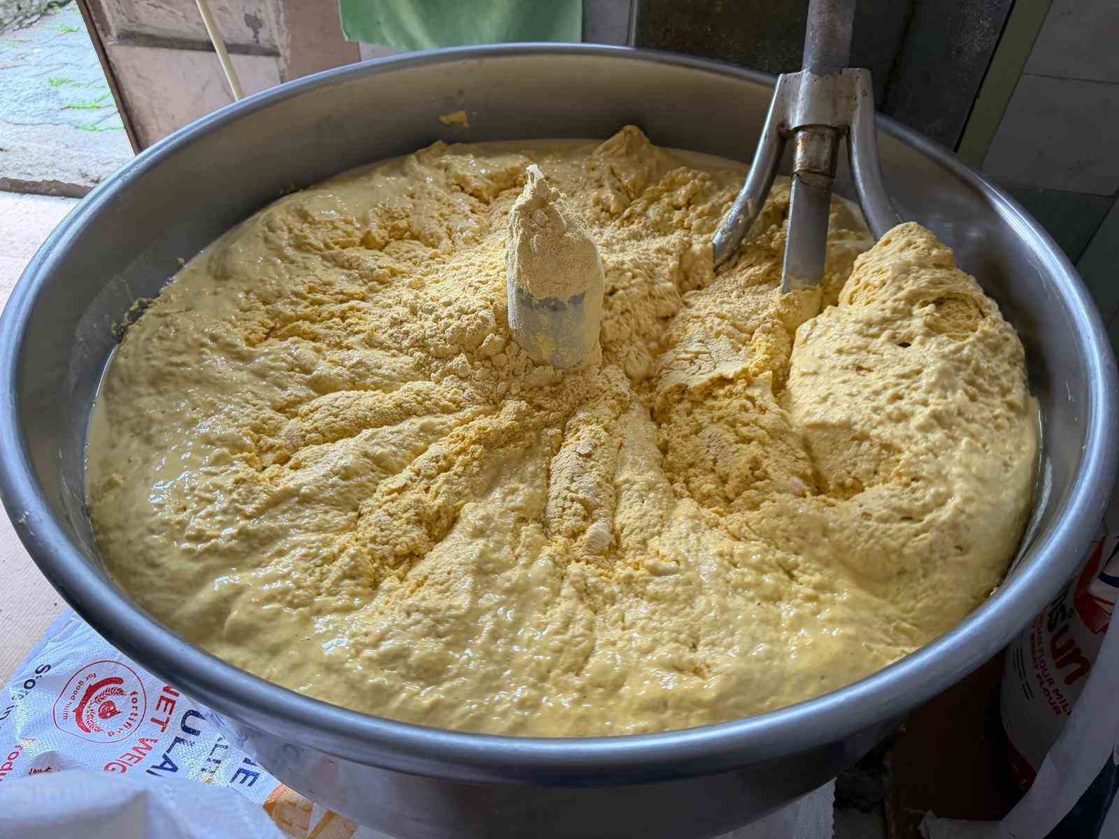 bu misir ekmegi teneke kovada pisiyor 7