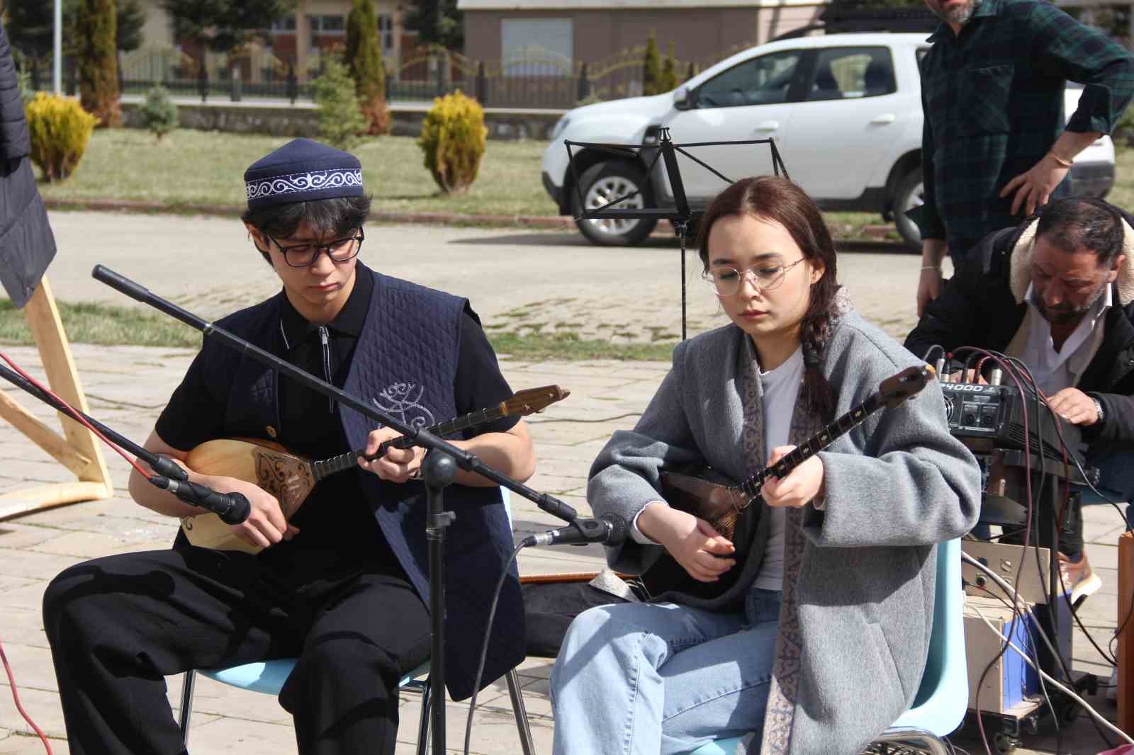 bu nevruz digerlerinden farkli kurtlar alanda gezdi sahin havada uctu 4 m2dJld4V