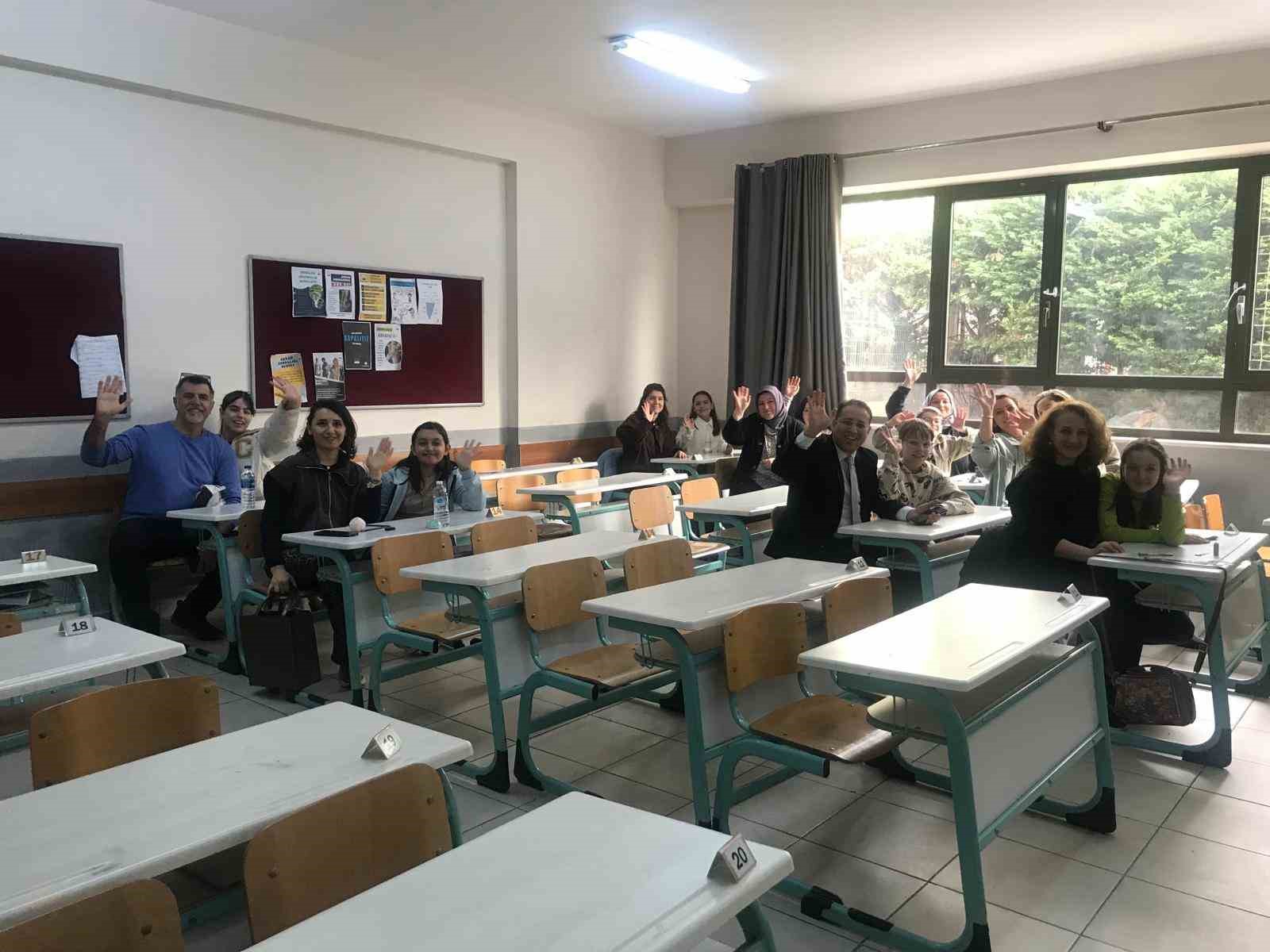 bu okulda veliler cocuklariyla sinava girdi 2 e3ly45fV