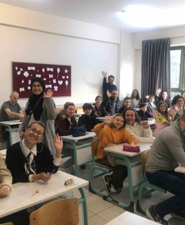 bu-okulda-veliler-cocuklariyla-sinava-girdi-A5hYEmJC.jpg