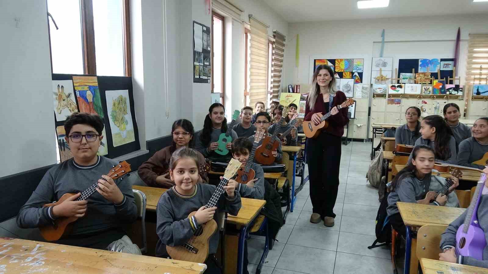 bu sinifta tum ogrenciler enstruman caliyor 2 f21ZiEES