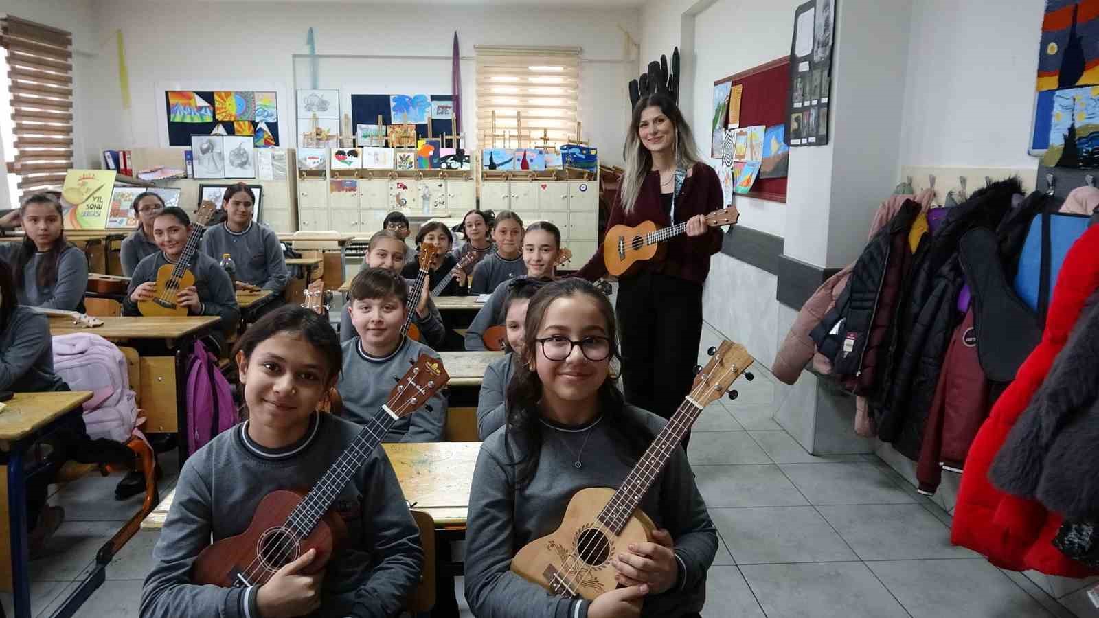 bu sinifta tum ogrenciler enstruman caliyor 3 4I33RQAj