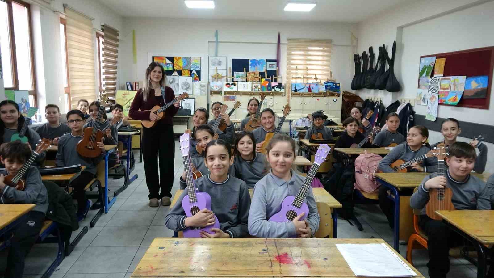 bu sinifta tum ogrenciler enstruman caliyor 4 ZBh1iSnT