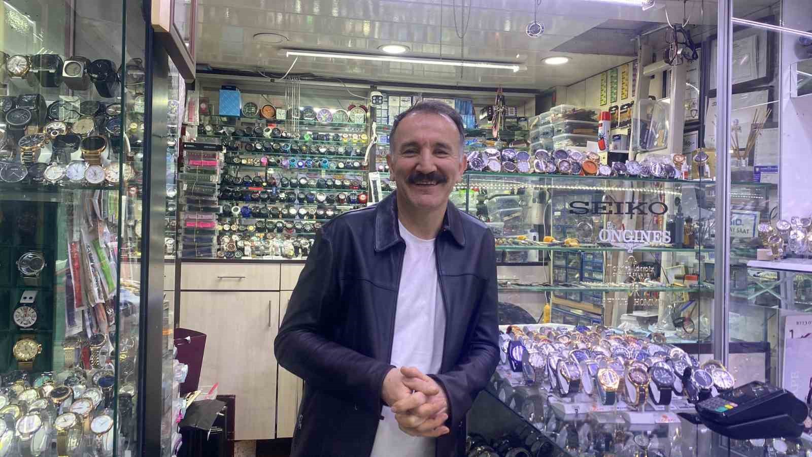 bu ustalar saatleri yeniden ayarliyor 0 br6mmRYc
