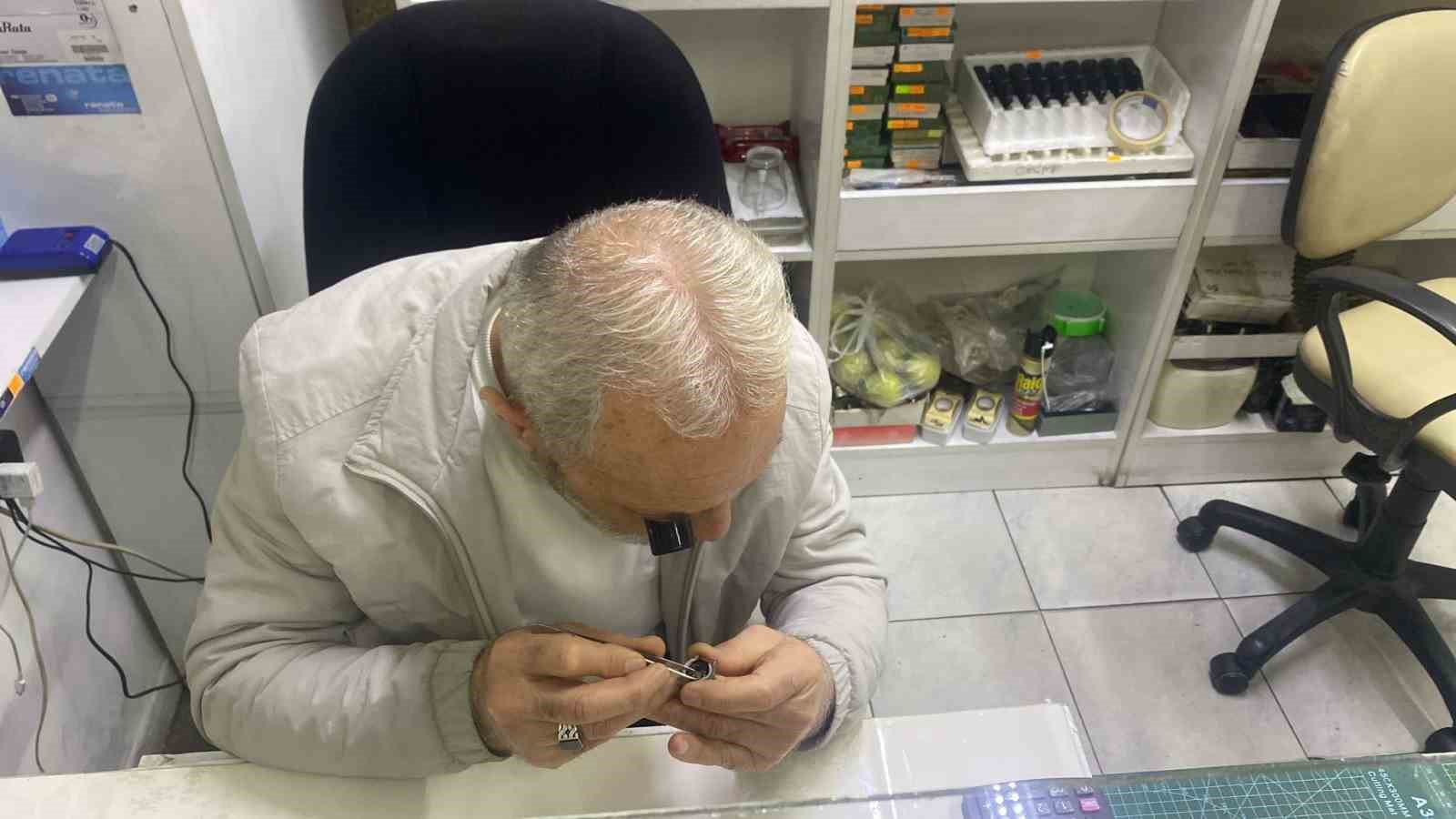 bu ustalar saatleri yeniden ayarliyor 3 CpiriDBE