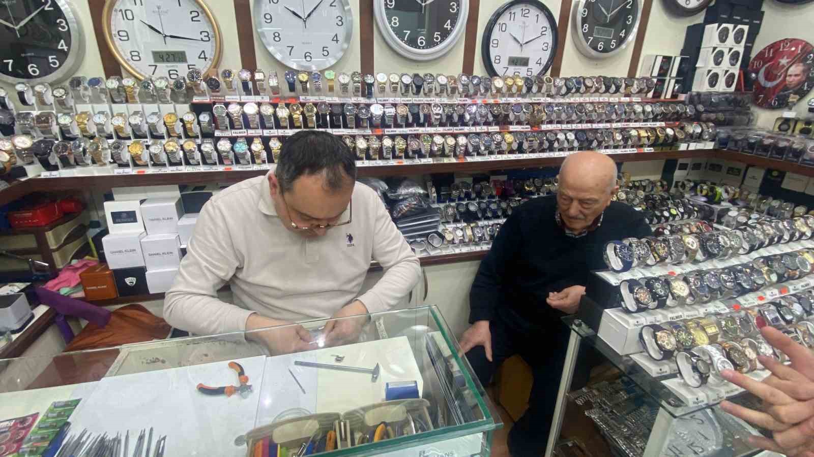 bu ustalar saatleri yeniden ayarliyor 4 LZMSMrN4