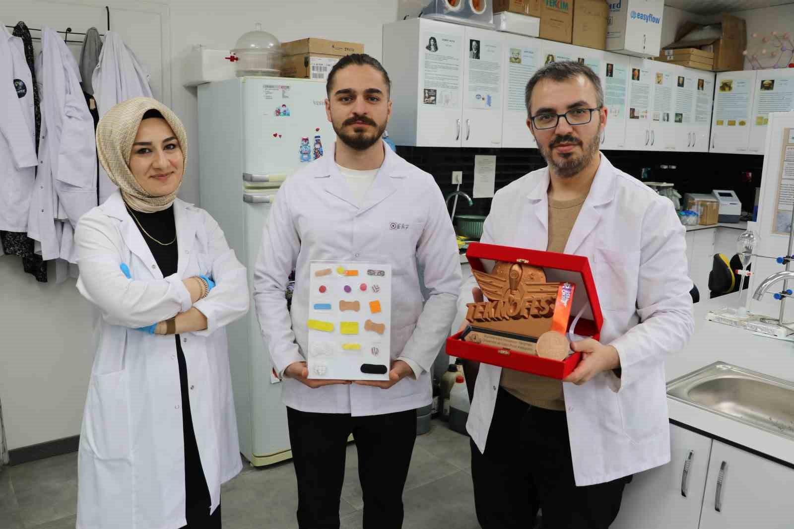 Bu yara bandı hem hızlı iyileştiriyor hem de geri dönüşüm kullanılarak yapılıyor 10 bu yara bandi hem hizli iyilestiriyor hem de geri donusum kullanilarak yapiliyor 6