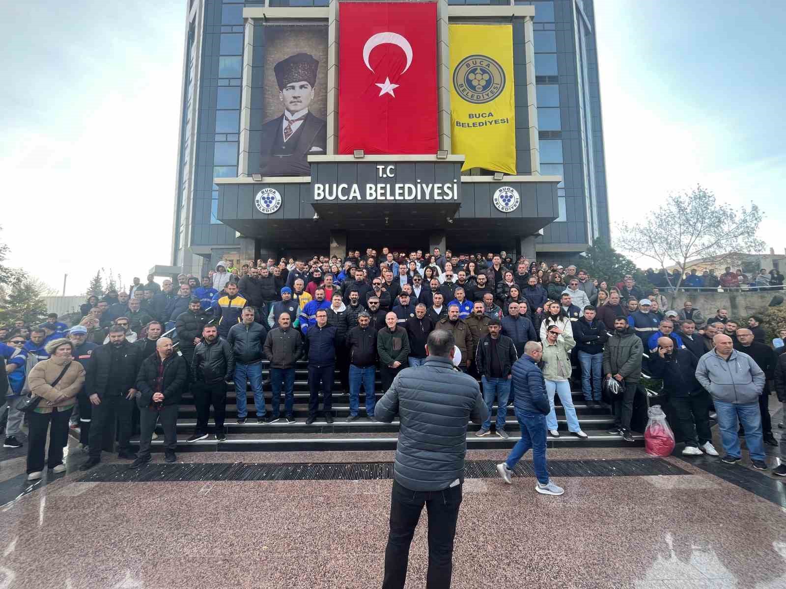 buca belediyesinde isciler yeniden is birakti copler birikmeye basladi 2 JEaJjOjN