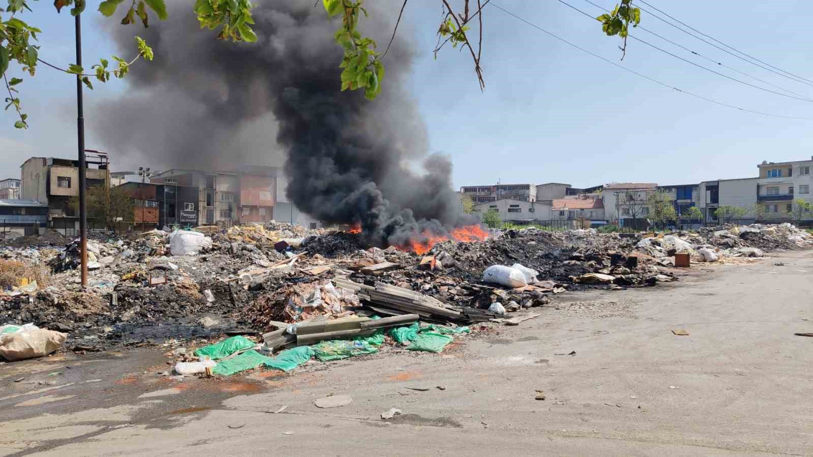 bucada sanayi atiklarinin dokuldugu alanda yangin cikti 0 8TB5vk5j